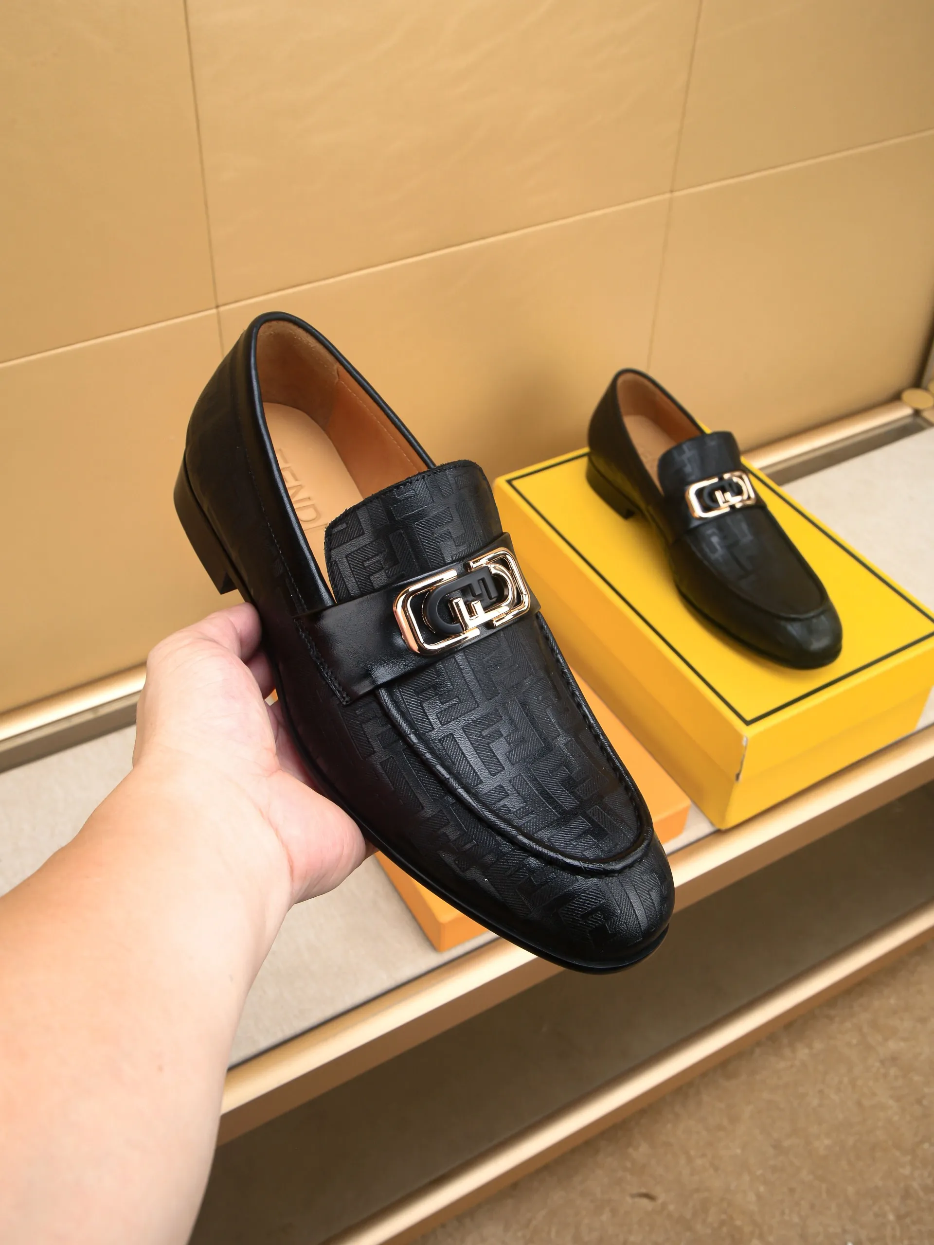 Men's shoes💰460 🕷🕷【FENDI】The latest men's formal leather shoes🇨🇳Classic series not to be missed💯The first layer is made of imported first-layer cowhide☘Original quality, the leather is smooth and delicate🎋Awesome version, perfect streamlined outline🍇🐮Leather lining, code number 39-44...(customized at 38.45.46.47)
